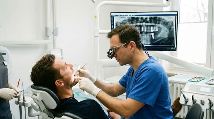 کنترل دوره‌ای و فالوآپ ایمپلنت دندان در کلینیک