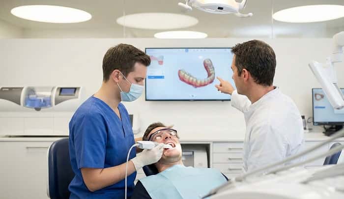 تکنسین اسکن در محل کلینیک دندان‌پزشکی؛ راهنمای کامل مزایا، فرآیند و هزینه